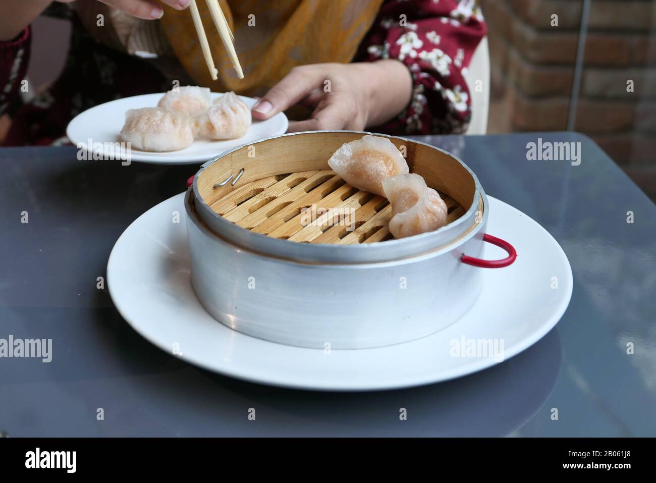 Nahaufnahme von Frauen, die im Café kippten Stockfoto