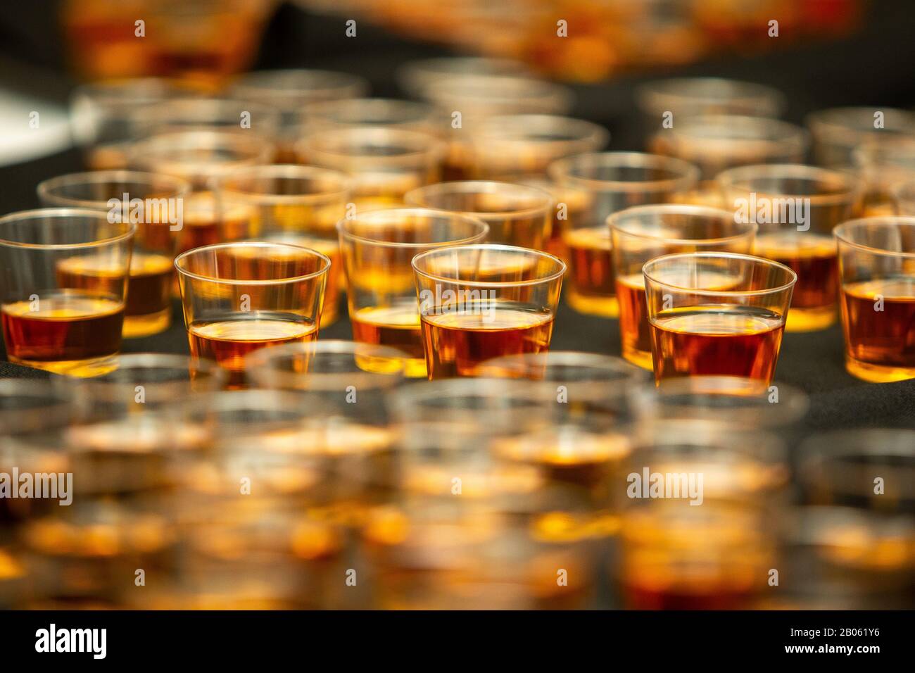 Dutzende Von Aufnahmen von Whiskey Bourbon oder Hartem Alkohol Stockfoto
