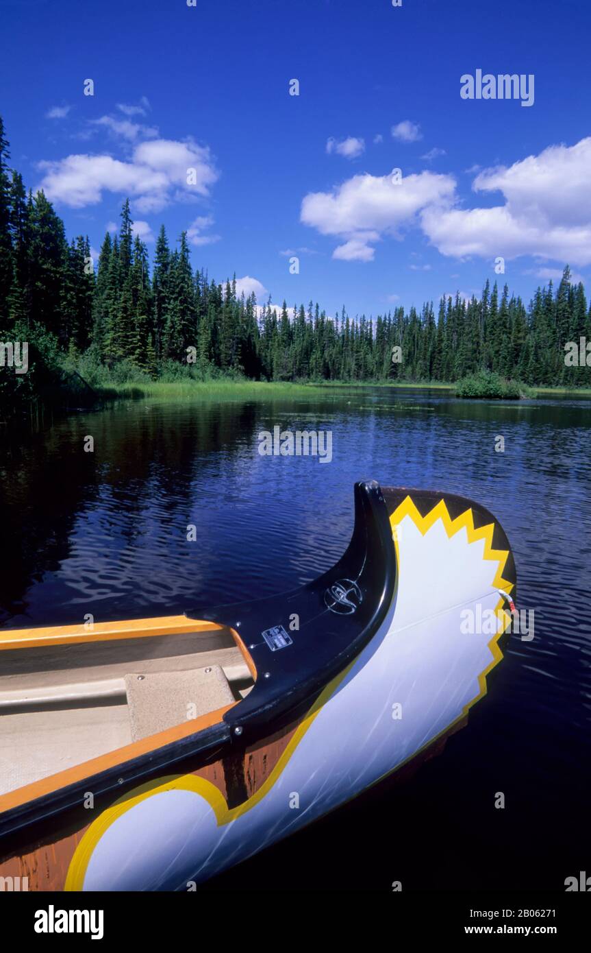 KANADA, BRITISH COLUMBIA, SUN PEAKS, IN DER NÄHE VON KAMLOOPS, MCGILLIVRAY LAKE, VOYAGEUR KANU Stockfoto