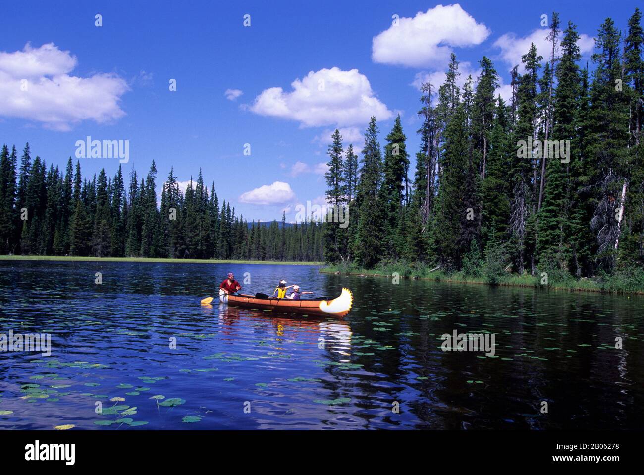 KANADA, BRITISH COLUMBIA, SUN PEAKS, IN DER NÄHE VON KAMLOOPS, MCGILLIVRAY LAKE, VOYAGEUR CANOE, (MR) Stockfoto