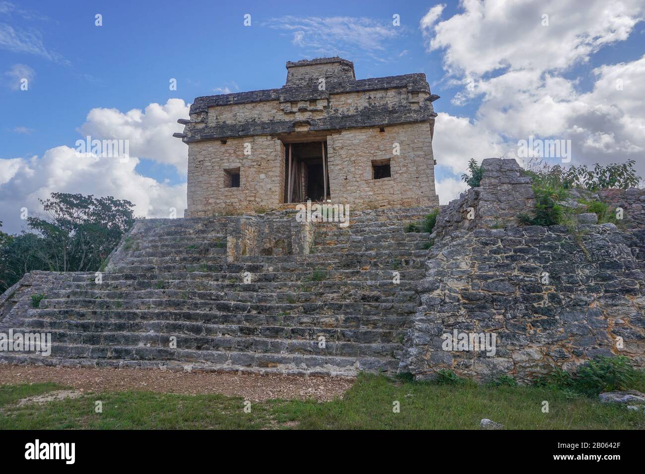 Dzibilchaltun, Yucatan, Mexiko: Der Tempel der Sieben Puppen, benannt nach den Effigien, die an der Stelle gefunden wurden, als der Tempel von Archäologis entdeckt wurde Stockfoto