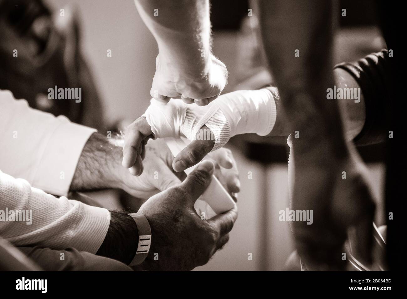 Team Wrapping Hand im MMA Kampf Stockfoto