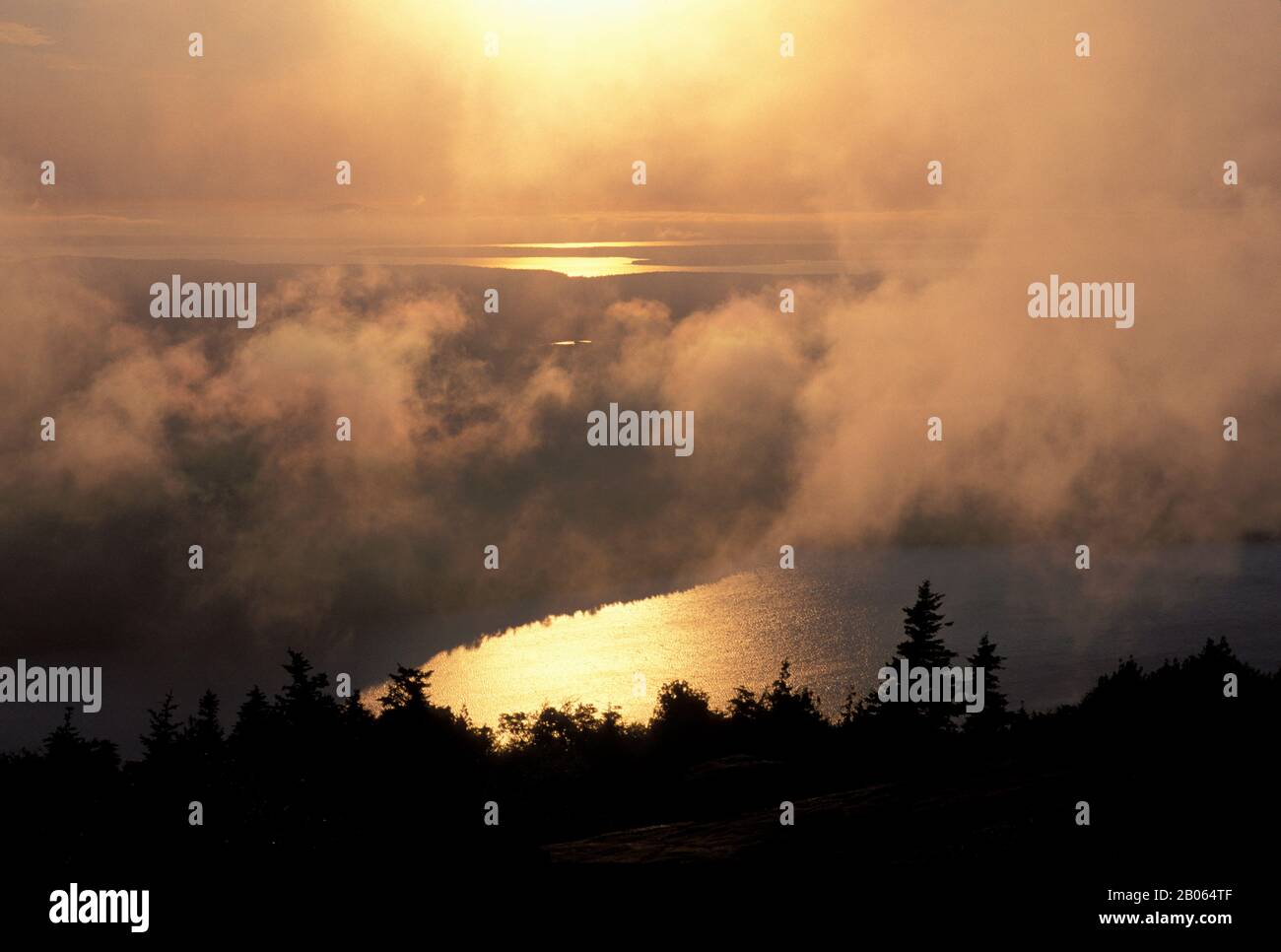 USA, MAINE, MOUNT DESERT ISLAND, ACADIA NATIONALPARK, CADILLAC BERG, SONNENUNTERGANG, NEBEL ROLLT EIN Stockfoto