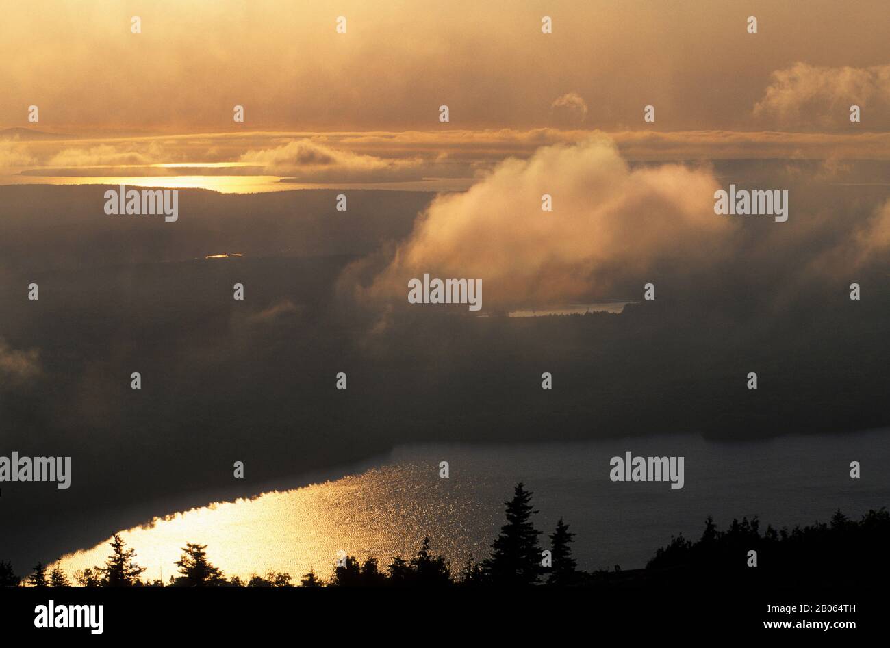 USA, MAINE, MOUNT DESERT ISLAND, ACADIA NATIONALPARK, CADILLAC BERG, SONNENUNTERGANG, NEBEL ROLLT EIN Stockfoto