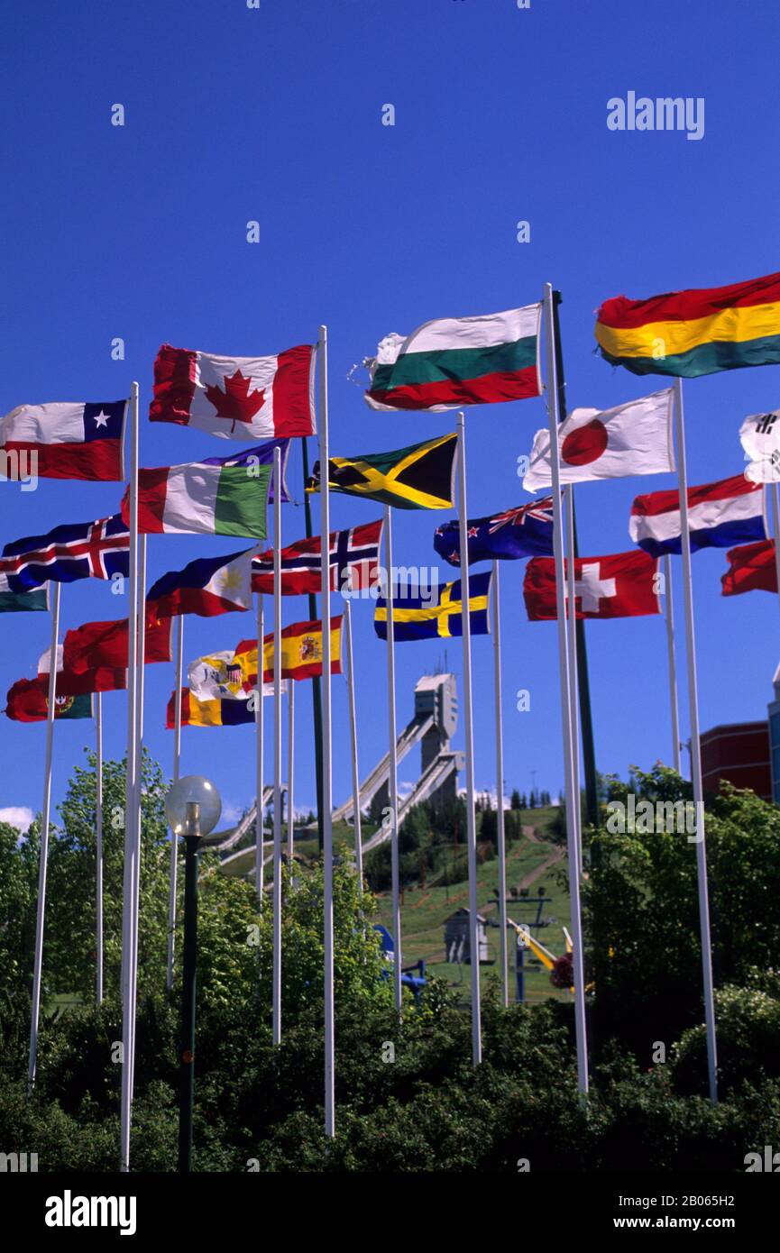 CANADA, ALBERTA, CALGARY, CANADA OLYMPIC PARK, INTERNATIONALE FLAGGEN Stockfoto