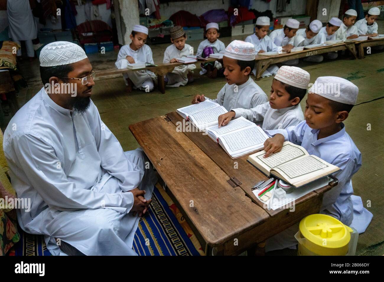 Waisenkinder studieren quran in Madrasha am Lakshmipur Bangladesch. Stockfoto