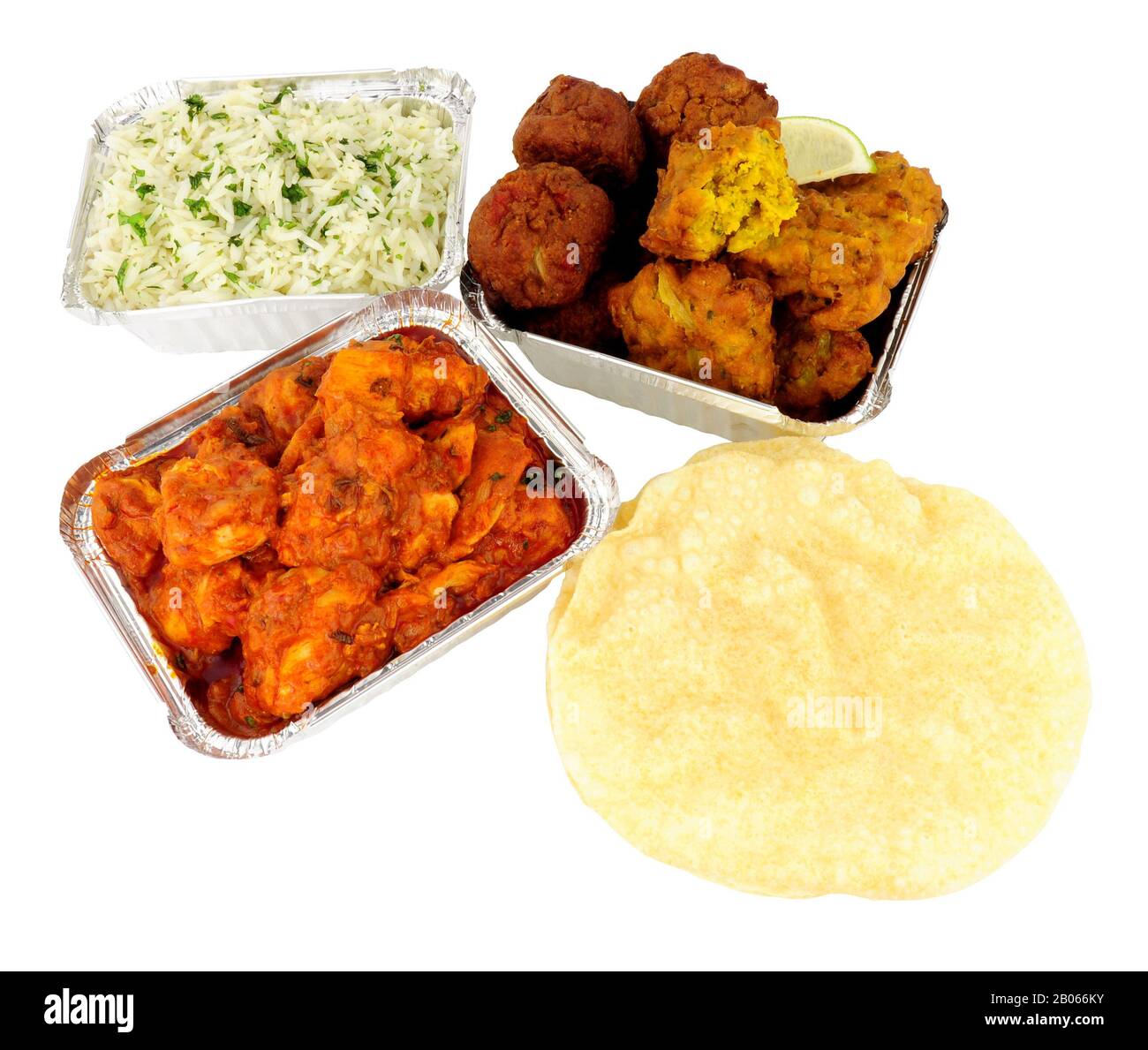 Hühnercurry nehmen Mahlzeit mit Reis und Poppadoms in Folienbehältern auf weißem Grund ab Stockfoto
