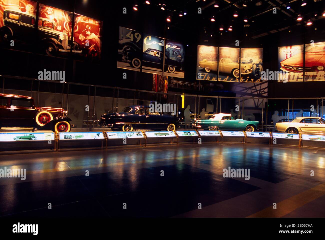 USA, MICHIGAN, IN DER NÄHE VON DETROIT, DEARBORN, WERKSFÜHRUNG VON FORD ROUGE, LEGACY-GALERIE Stockfoto