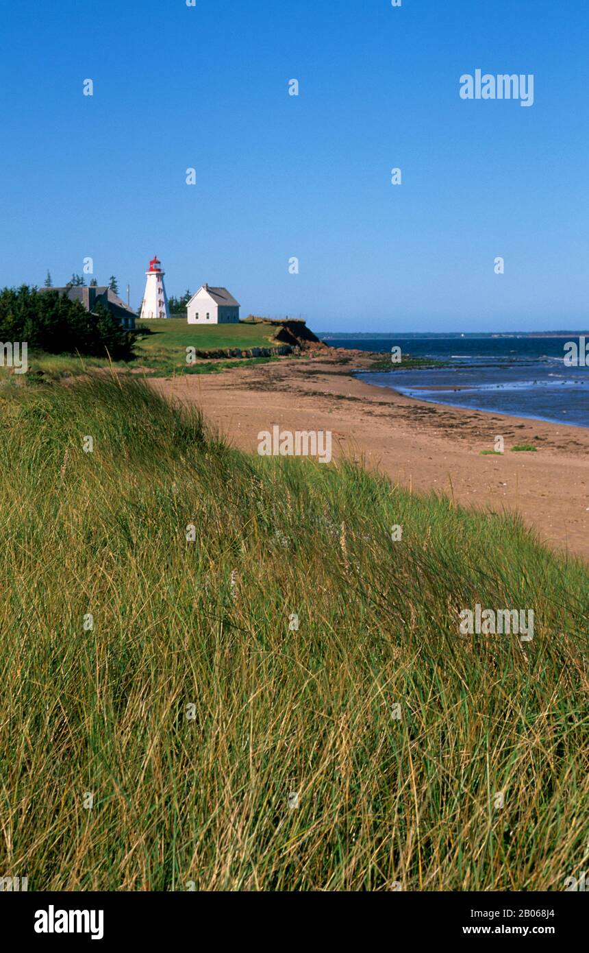 KANADA, PRINCE EDWARD ISLAND, PANMURE ISLAND PROVINZPARK, STRAND, LEUCHTTURM Stockfoto