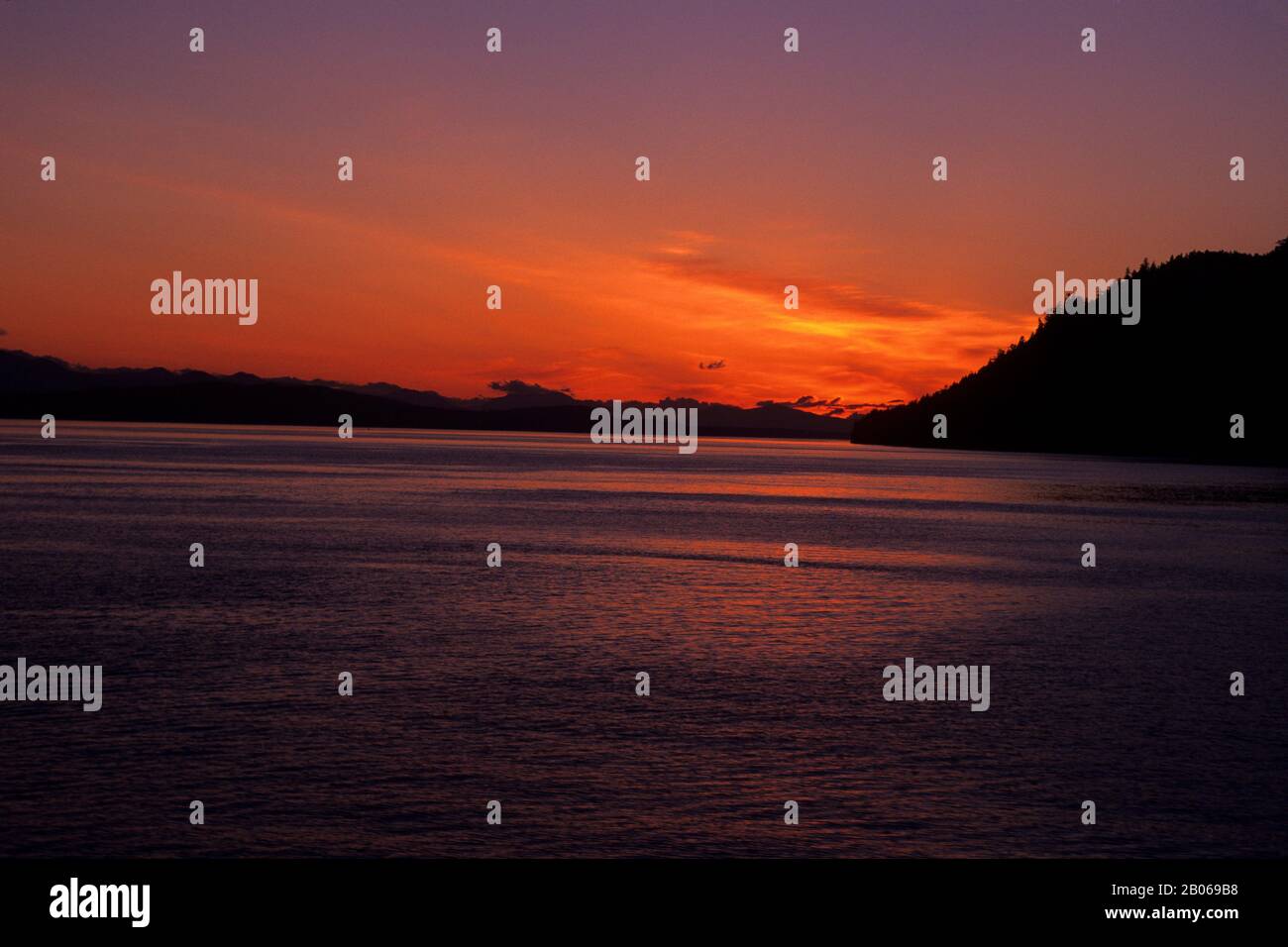 KANADA, B.C., SÜDLICHE GULF INSELN, SONNENUNTERGANG, BLICK AUF DIE GALIANO & SALT SPRING INSELN Stockfoto