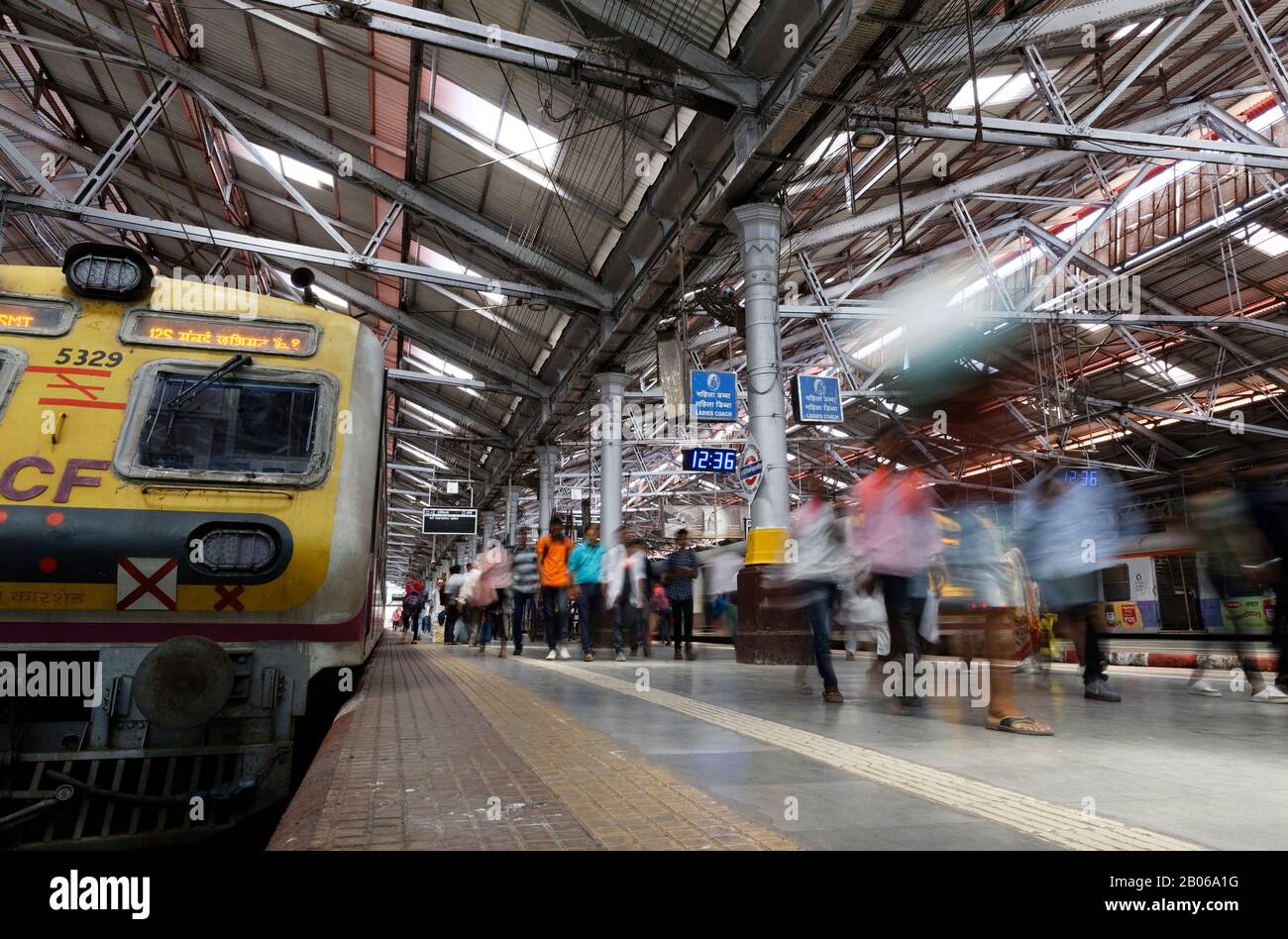 Chhatrapati Shivaji Maharaj Terminus (CSMT), früher Victoria Terminus, ist ein historischer Endbahnhof und UNESCO-Weltkulturerbe. Stockfoto