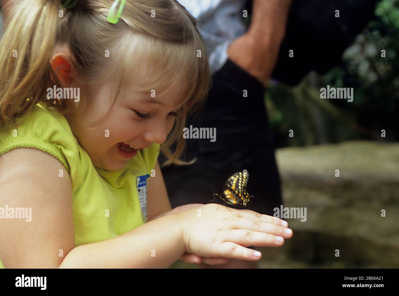 KANADA ONTARIO NIAGARA FÄLLT, SCHMETTERLINGSGARTEN, MÄDCHEN MIT SCHMETTERLING Stockfoto