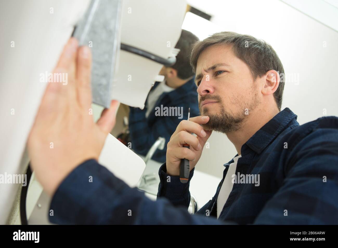 Installation von Küchenarbeitern Stockfoto