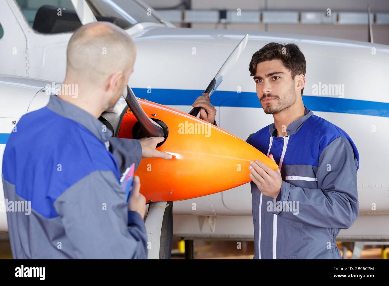 Flugzeugmechaniker halten den Propeller Stockfoto