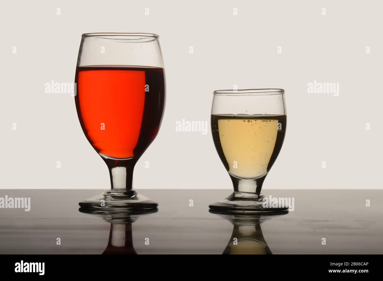 Rotwein, Bier, Apfelsaft, Weinglas, Glaswaren, Getränke Stockfoto