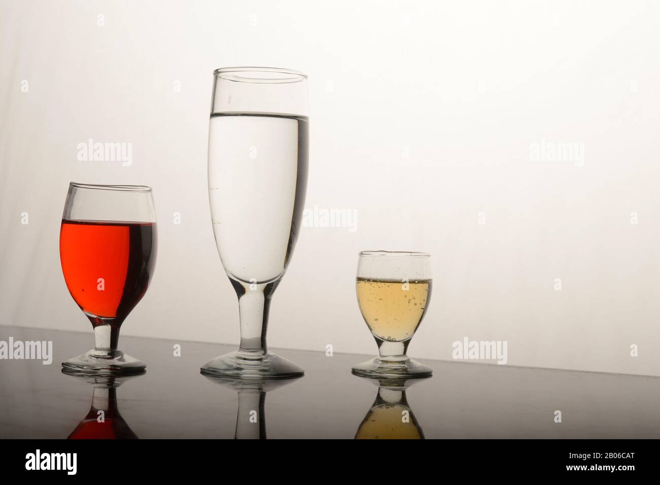 Drei Farben, Erfrischungen, Weinglas mit Wasser, Bier, Apfelsaft, Weinglas, Glaswaren Stockfoto