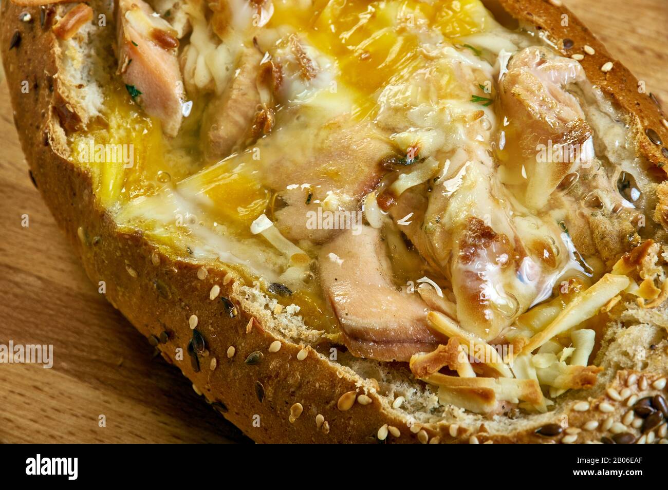 Geräucherte Salmon-Eierboote, knusprige Brotlaibe und Füllung Stockfoto