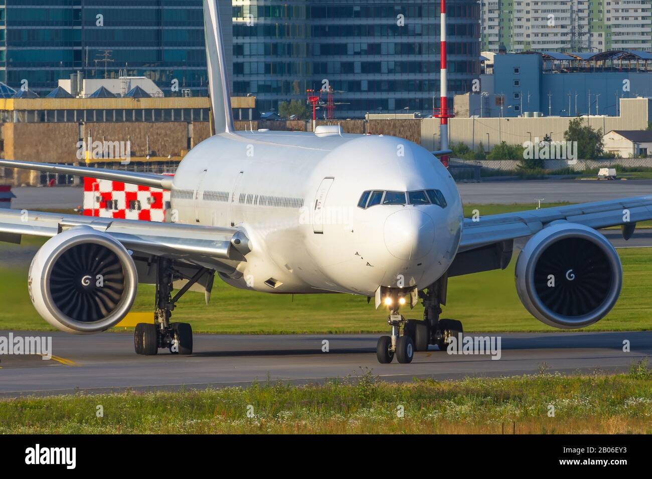 Große Passagierflugzeuge taxieren nach der Landung auf der Landebahn. Stockfoto