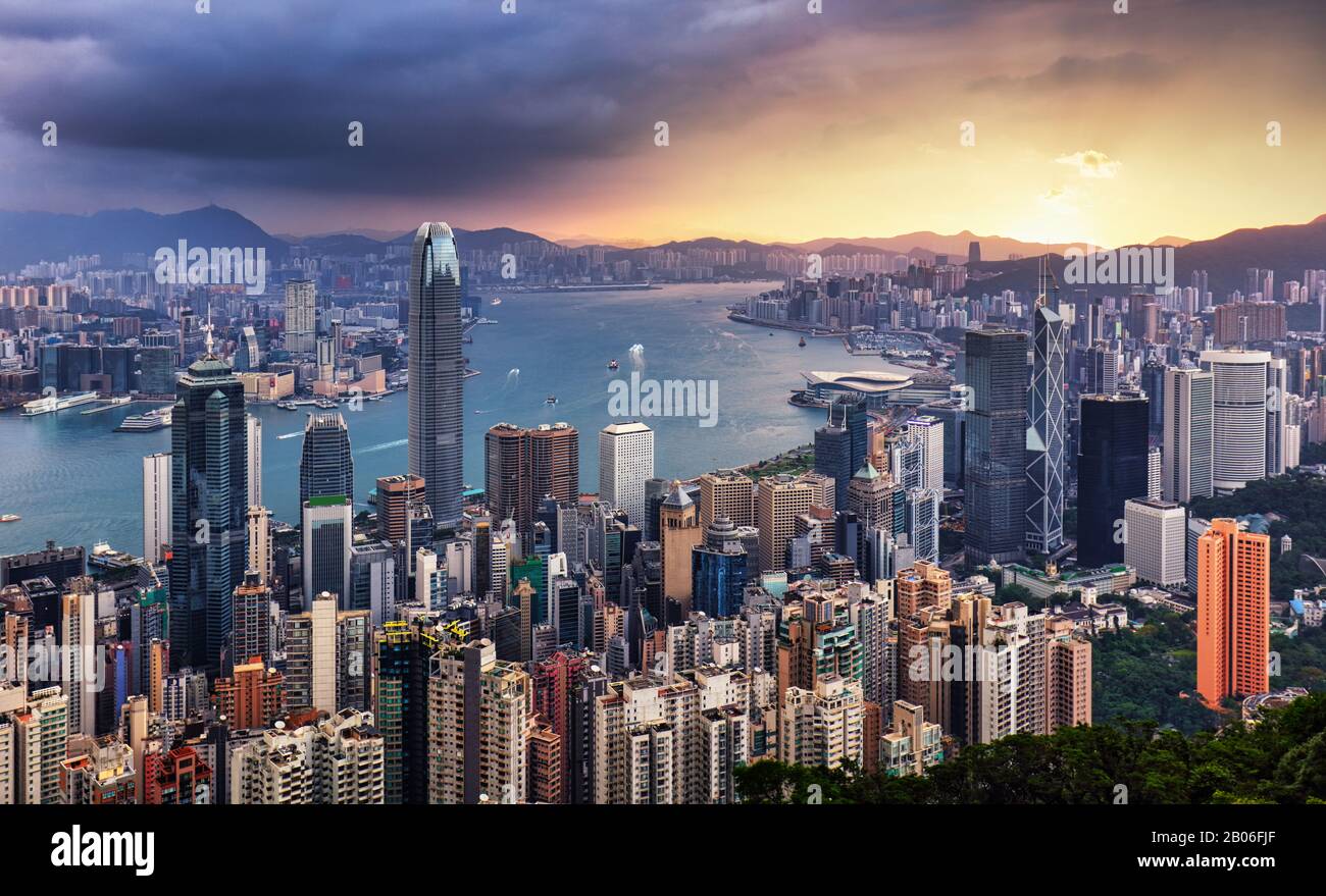 Dramatischer Sonnenaufgang von Hongkong, China - Panorama-Skyline Stockfoto