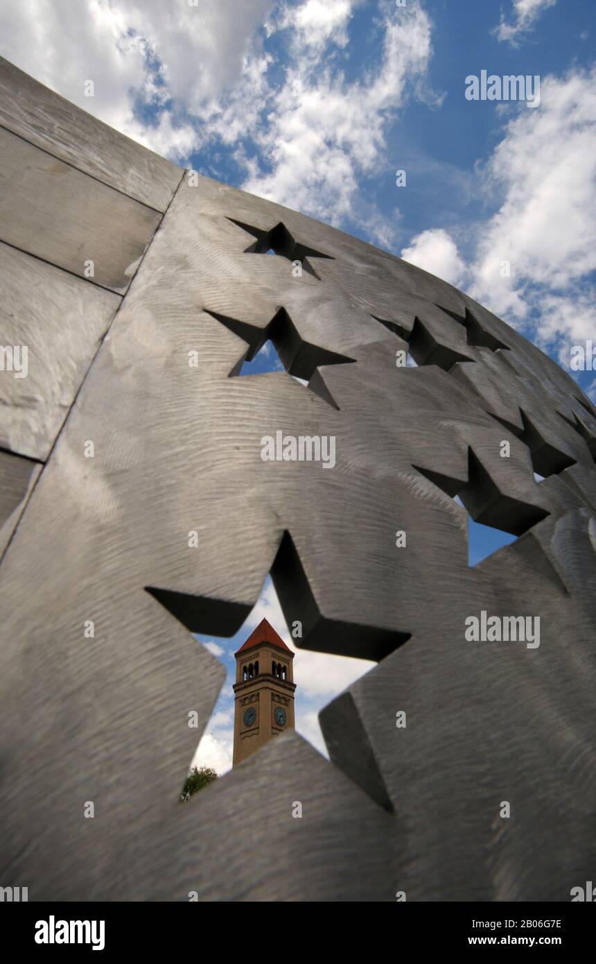 USA, WASHINGTON STATE, SPOKANE, RIVERFRONT PARK, ALUMINIUM-BANK (AMERIKANISCHE FLAGGE) KUNST, CLOCK TOWER IM HINTERGRUND Stockfoto