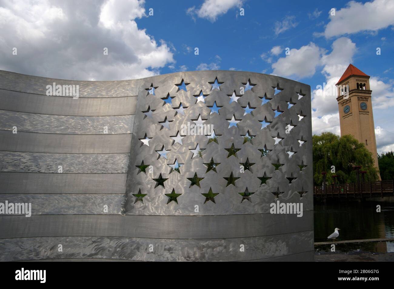 USA, WASHINGTON STATE, SPOKANE, RIVERFRONT PARK, ALUMINIUM-BANK (AMERIKANISCHE FLAGGE) KUNST, CLOCK TOWER IM HINTERGRUND Stockfoto