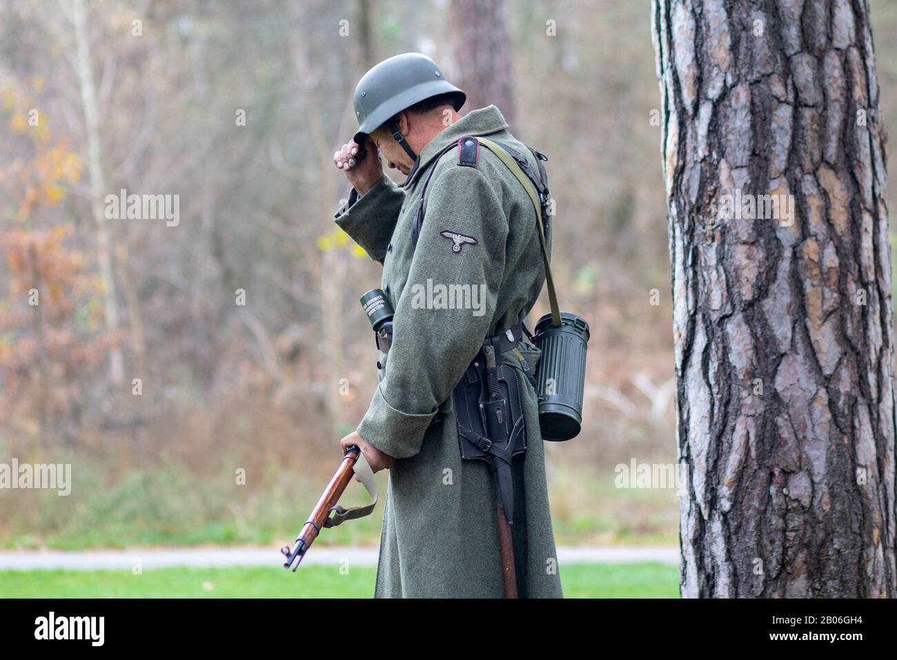 Vorzel, Ukraine - 03. November 2019: Männer in Form von Wehrmachtssoldaten auf dem fest des historischen Wiederaufbaus Stockfoto