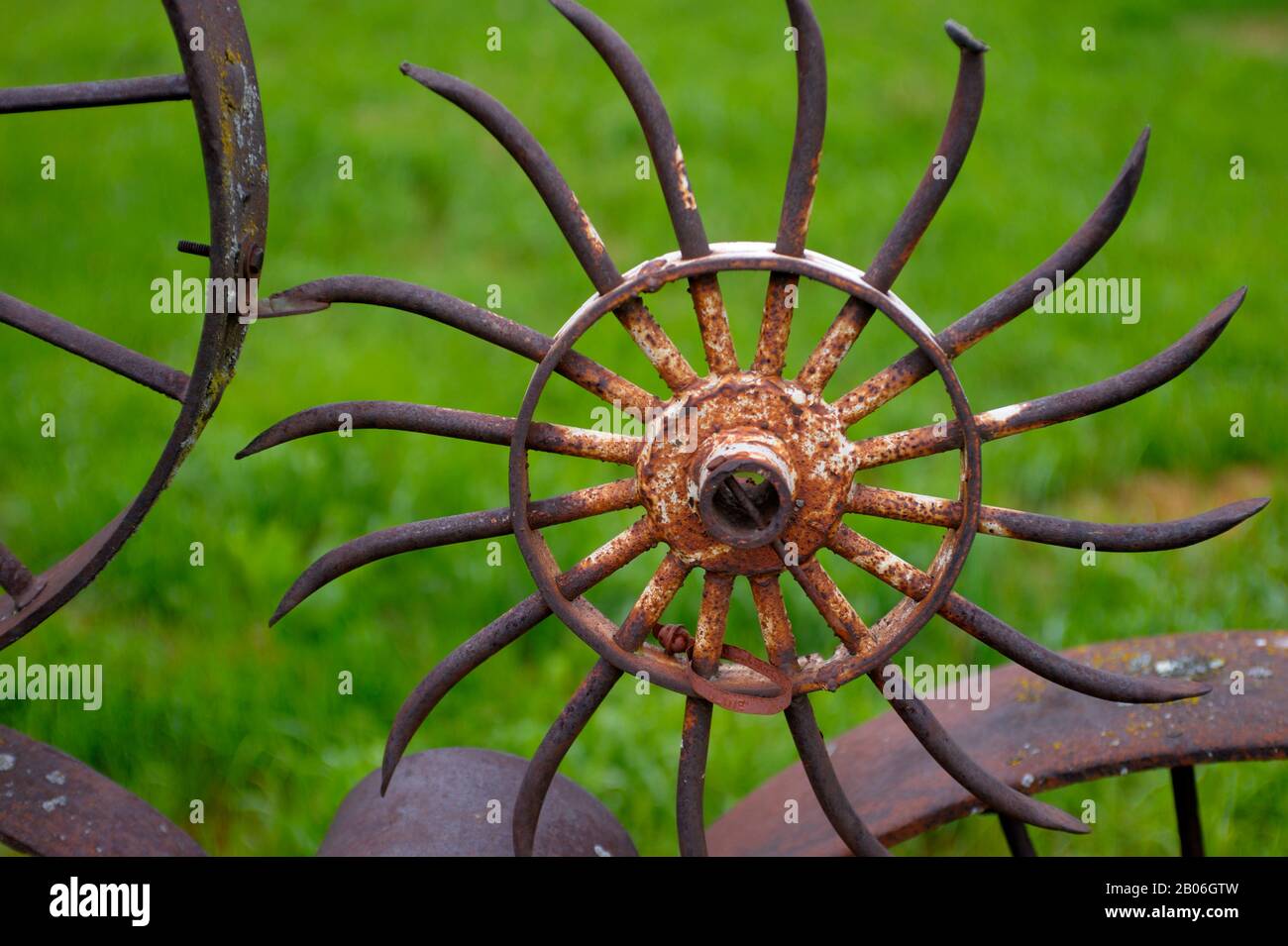 USA, STAAT WASHINGTON, PALOUSE COUNTRY IN DER NÄHE VON PULLMAN, UNIONTOWN, KUNSTSCHEUNE, DETAIL VON METALL-WAGENRÄDERN Stockfoto