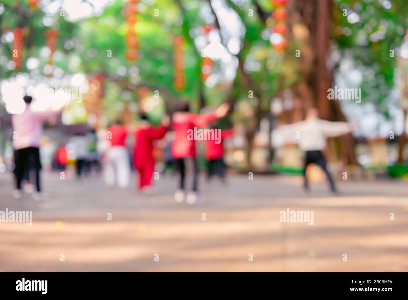 Ältere Chinesen tun Tai Ji Übung in einem Park am Morgen bei Unscharfer Fokus als Hintergrund Stockfoto