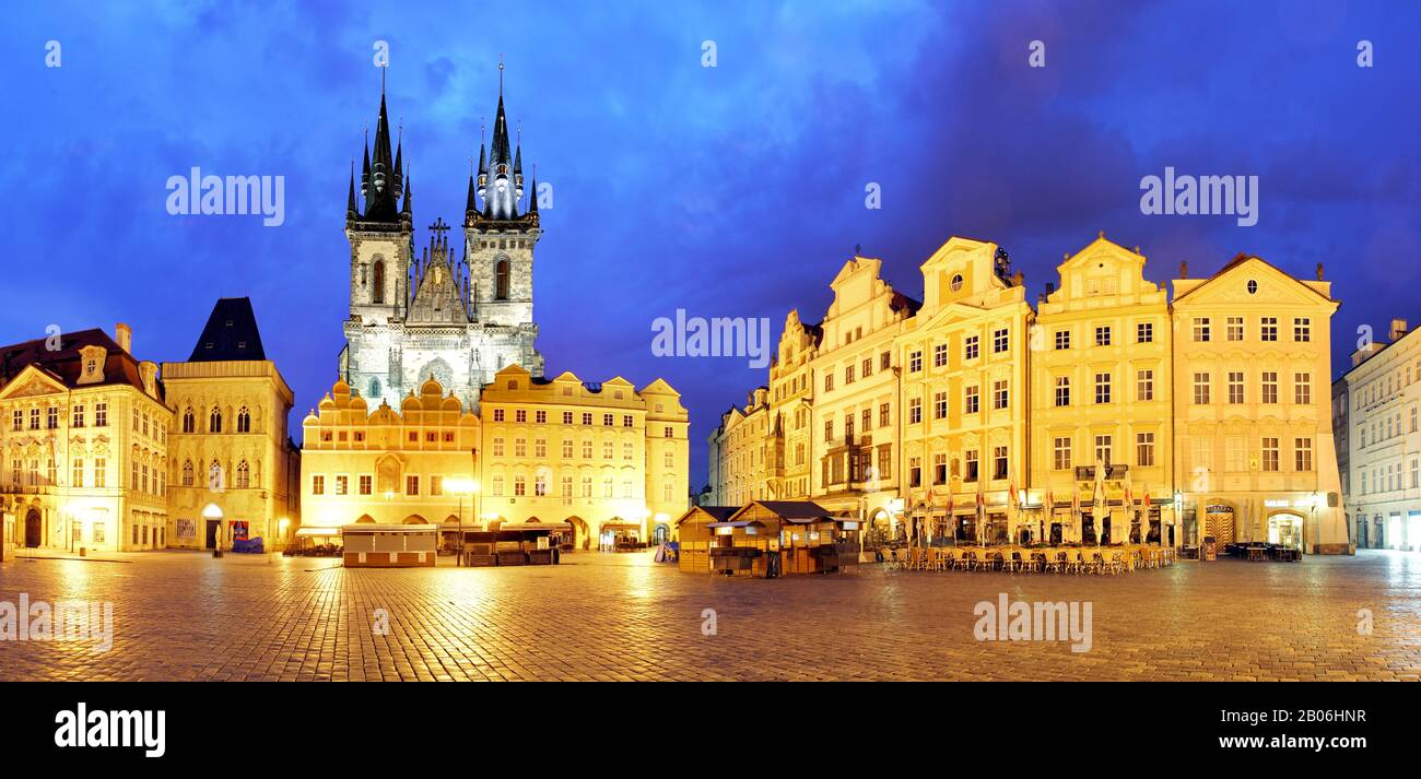 Prague Old Town Square bei Nacht - Panorama Stockfoto