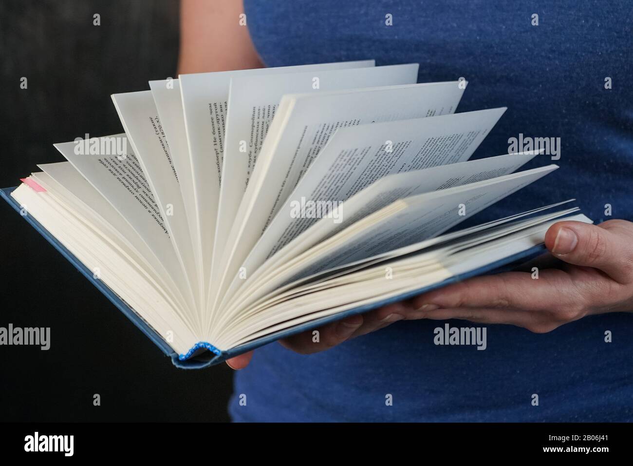 Selektiver Fokus, Frauenhände halten ein offenes Buch Stockfoto