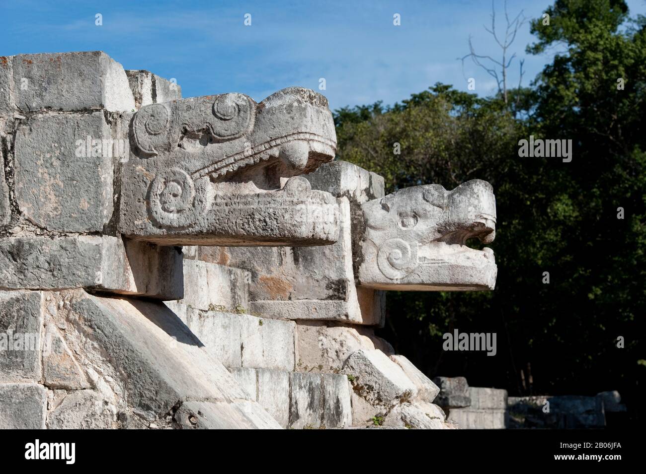 MEXIKO, YUCATAN-HALBINSEL, IN DER NÄHE VON CANCUN, MAYA RUINEN VON CHICHEN ITZA, PLATTFORM DER ADLER UND JAGUARE Stockfoto