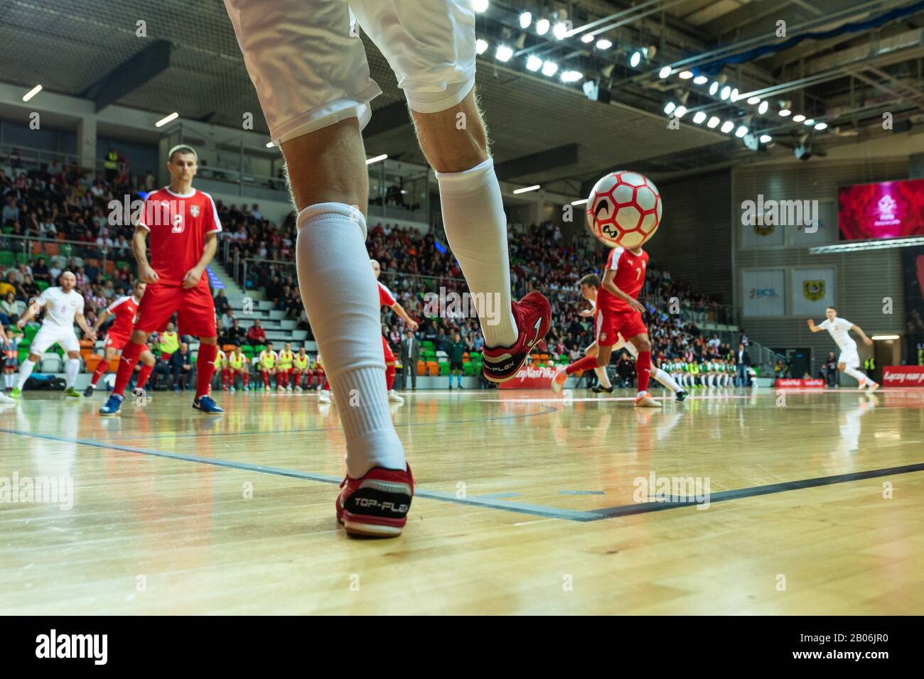 Lubin, POLEN - 2. DEZEMBER 2019: Futsal-Freundschaftsspiel Polen gegen Serbien 4:1. Nahaufnahme des Balls in der Ecke und des Beins des Spielers. Stockfoto