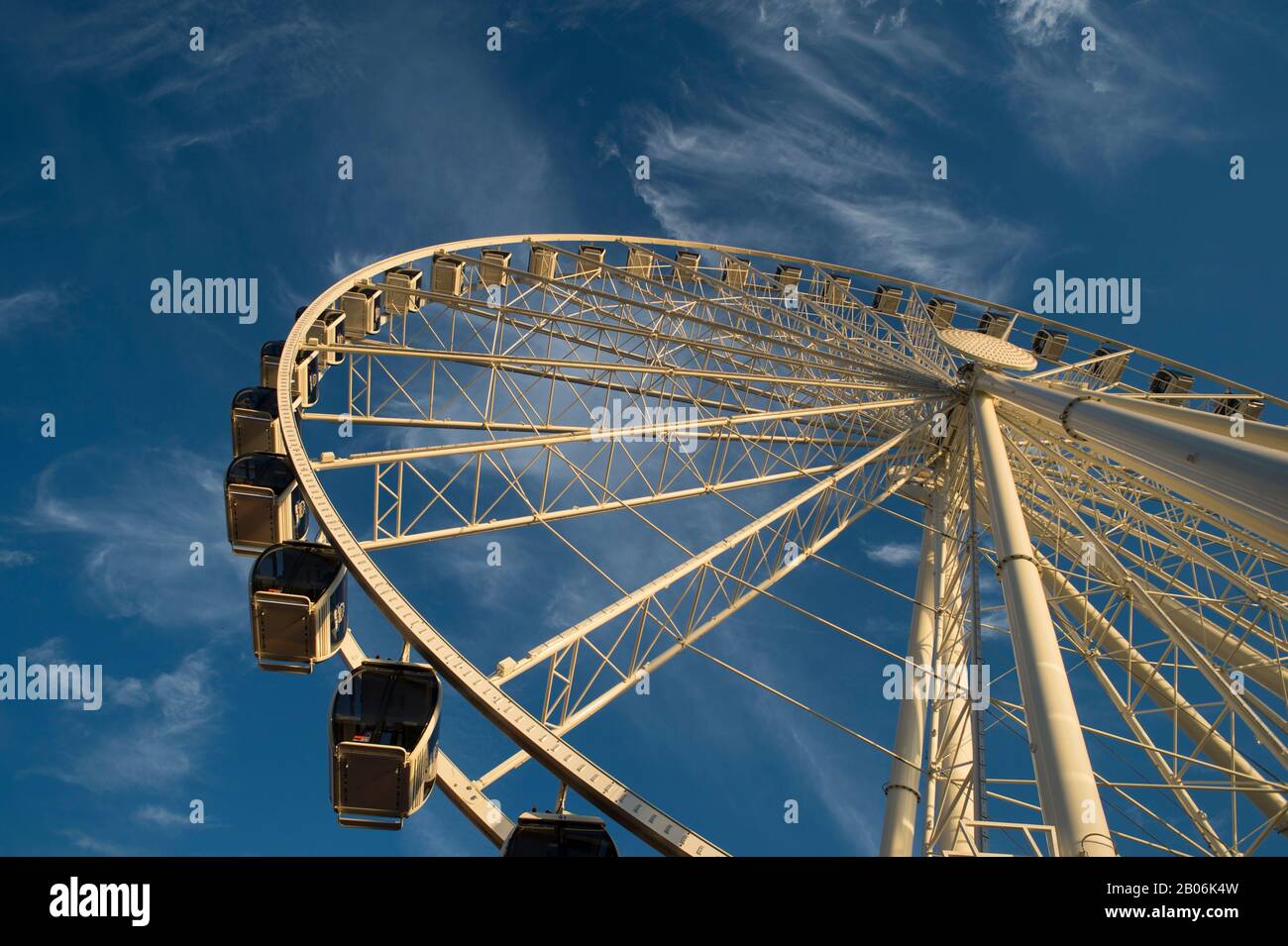 Das Große Rad (Riesenrad) am Pier 57 von Seattle am Seattle Waterfront, Washington State, USA Stockfoto