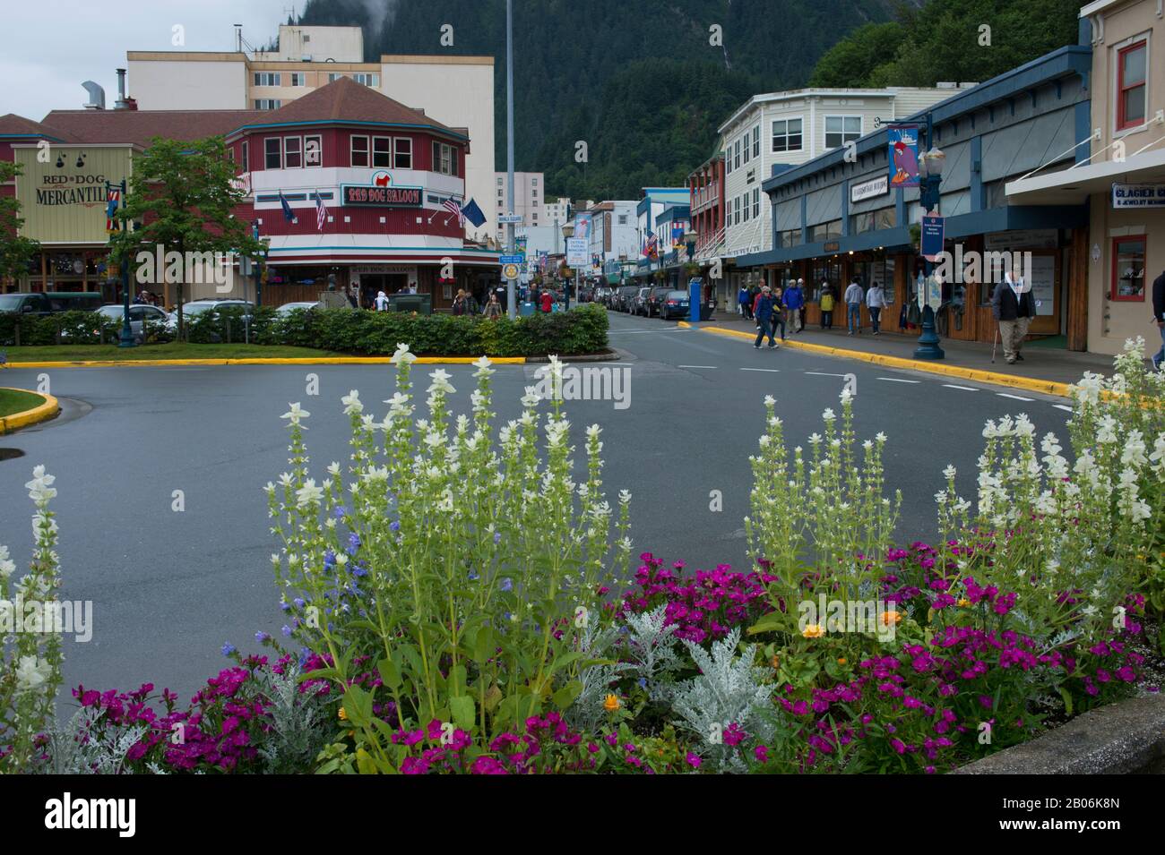 Straßenszene in der Innenstadt von Juneau, Alaska, USA mit der historischen Red Dog Saloon Stockfoto