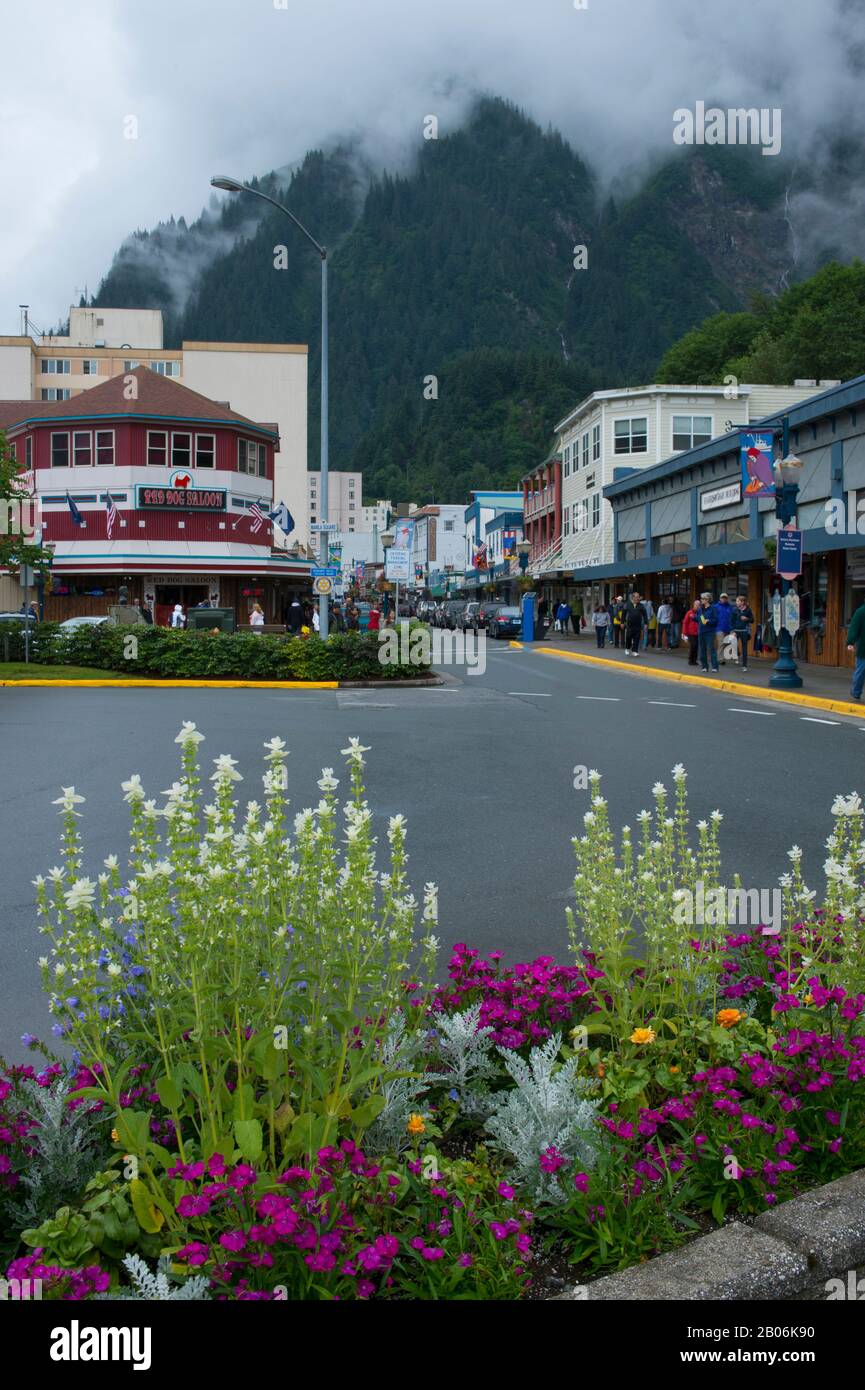 Straßenszene in der Innenstadt von Juneau, Alaska, USA mit der historischen Red Dog Saloon Stockfoto