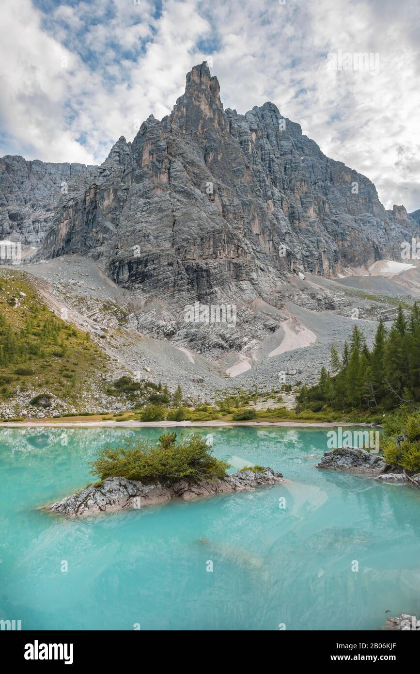 Türkisgrüner Sorapis-See, Lago di Sorapis und Berggipfel Dito di Dio, Doles, Belluno, Italien Stockfoto