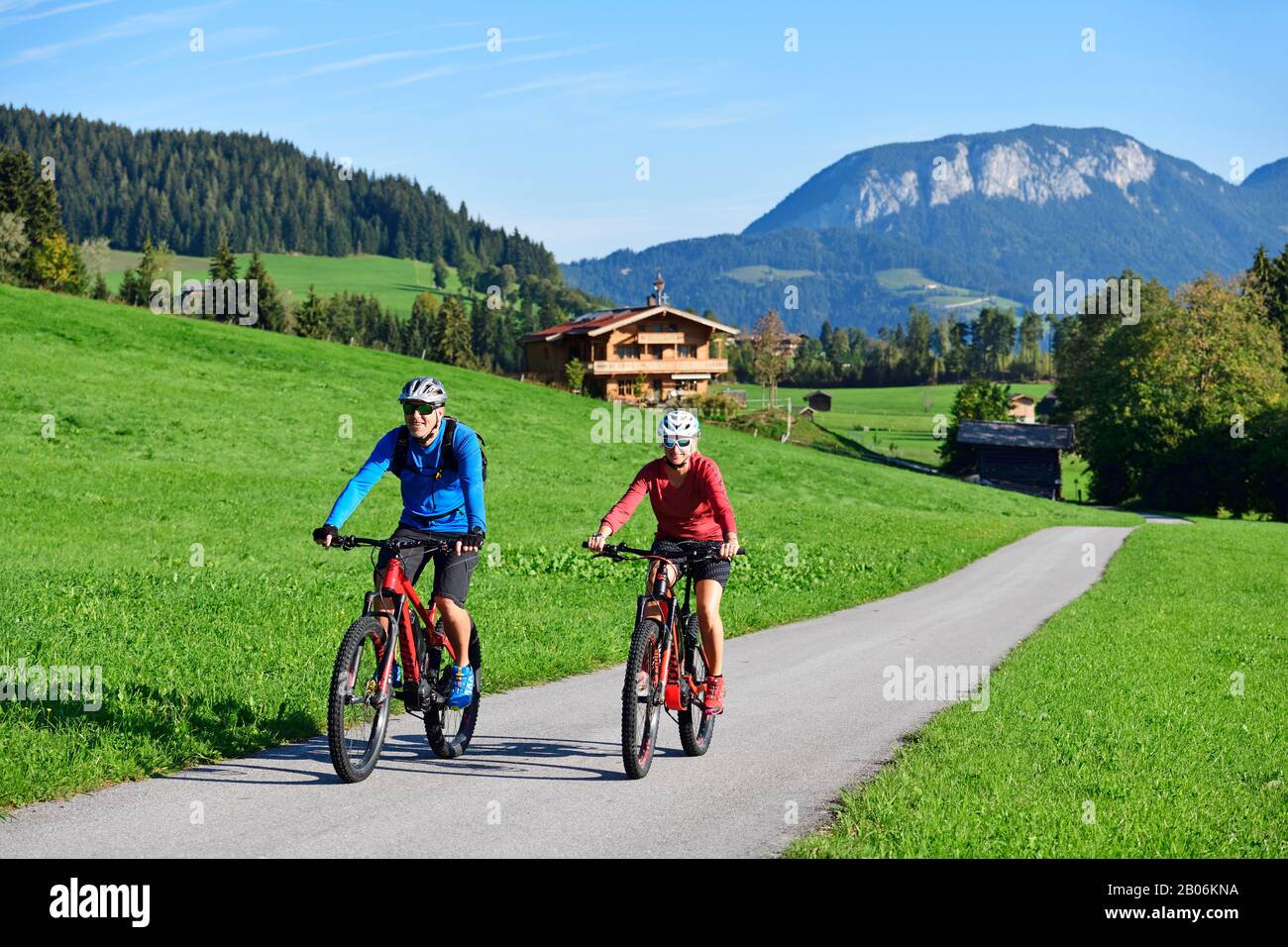 Zwei Radfahrer mit Elektro-Mountainbikes auf dem Penningberg, den Kitzbüheler Alpen, in Tyrol, Österreich Stockfoto