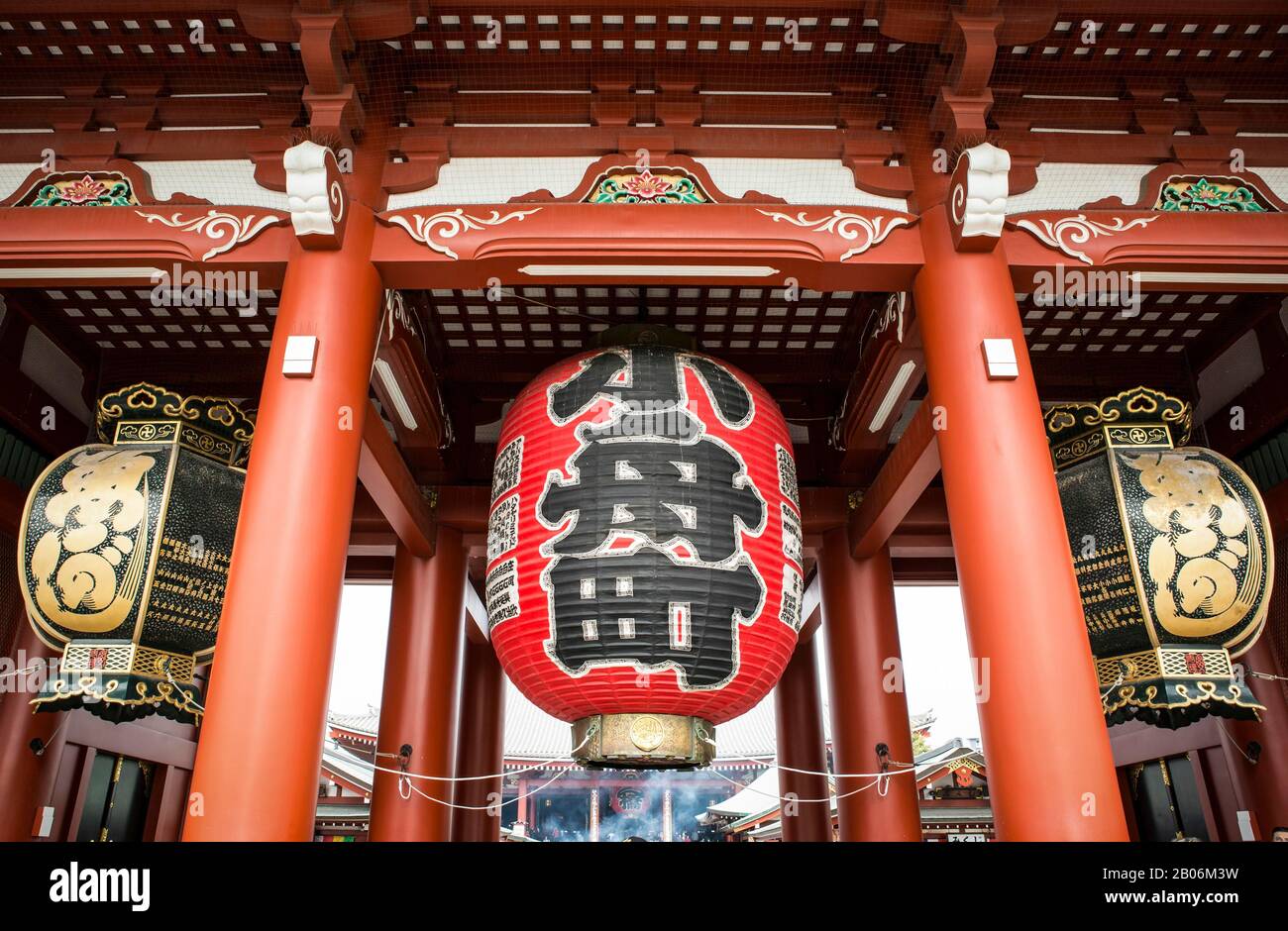 Große rote Chochin-Laterne und zwei Kupferlaternen, Hozomon-Tor, Senso-JI Buddhist Temple, Asakusa, Tokio, Japan Stockfoto