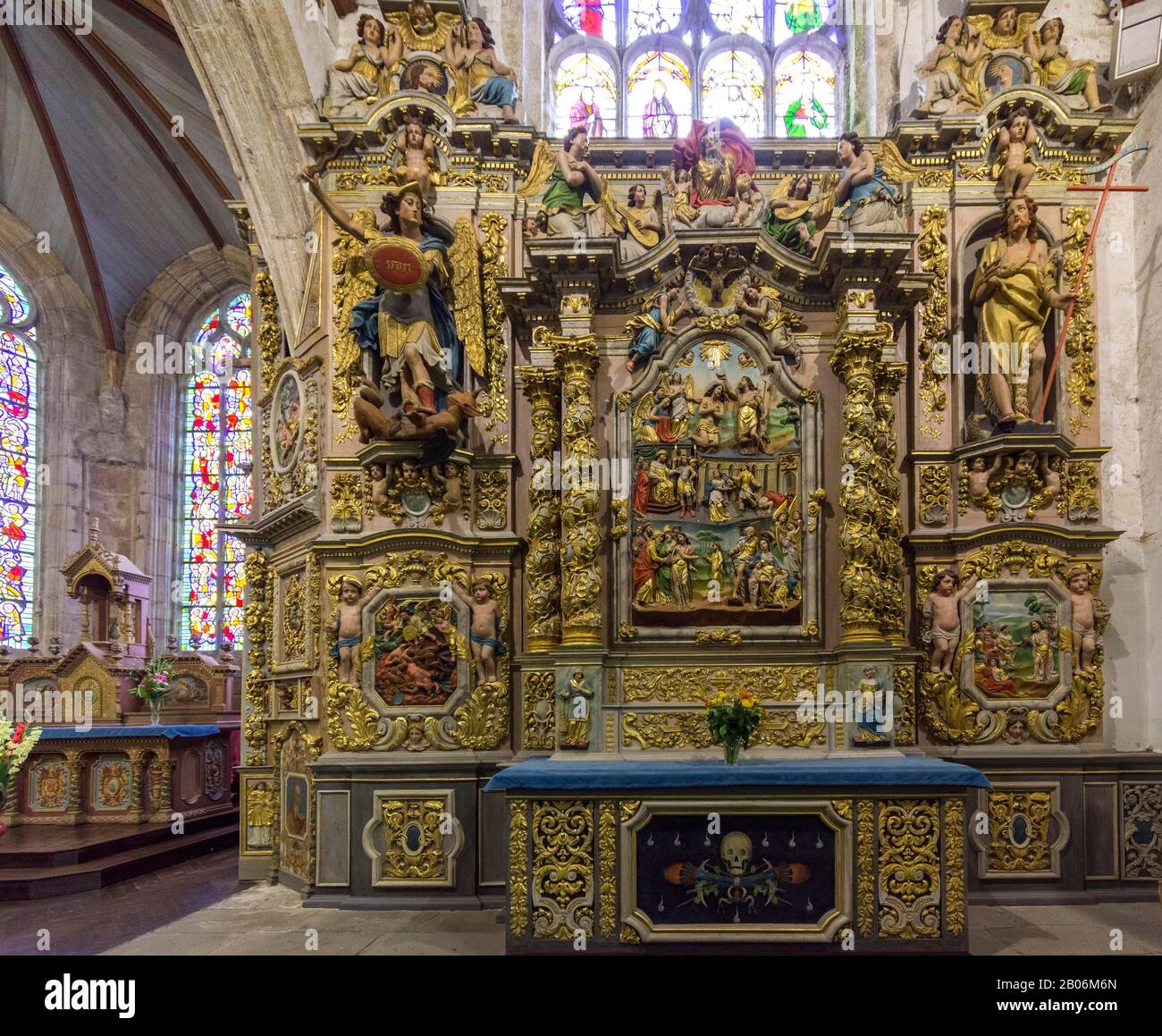 Seitenaltar in der Barockkirche von Lampaul-Guimiliau, Departement Finistere, Frankreich Stockfoto