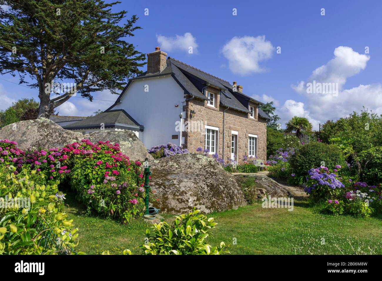 Schönes Steinhaus mit Garten, Ploumanac'h, Appartement Cotes-d'Armor, Frankreich Stockfoto