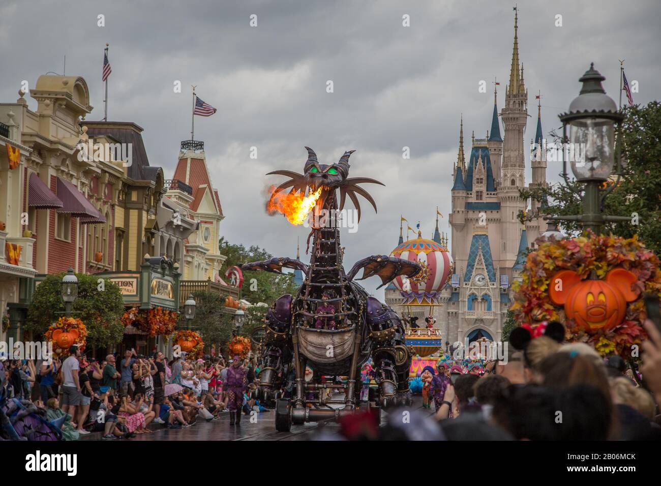 Festival der Fantasy-Parade in der Main Street im Magic Kingdom Freizeitpark, Feuerbeatmungsdrache aus dem Disney-Film Sleeping Beauty, Walt Disney Stockfoto