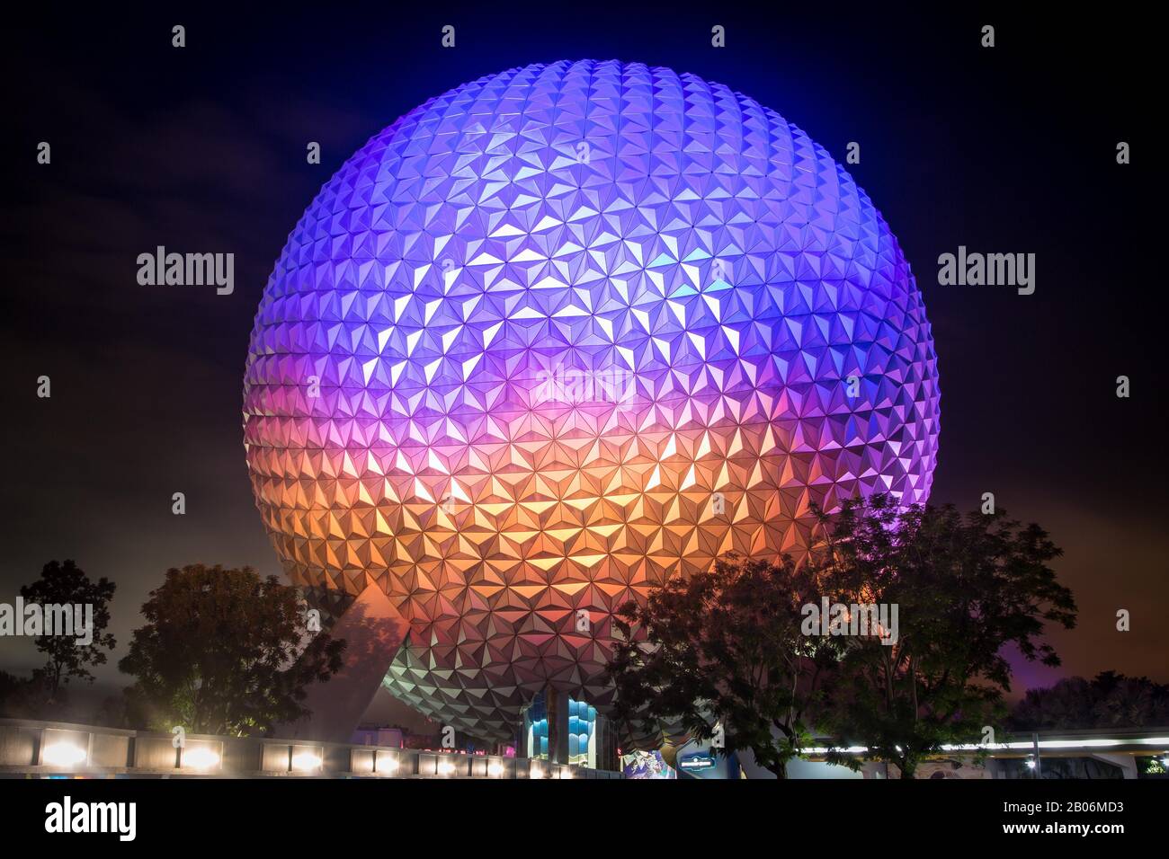 Attraction Raumschiff Earth at Night, Wahrzeichen im Epcot Freizeitpark, Walt Disney World, Orlando, Florida, USA Stockfoto