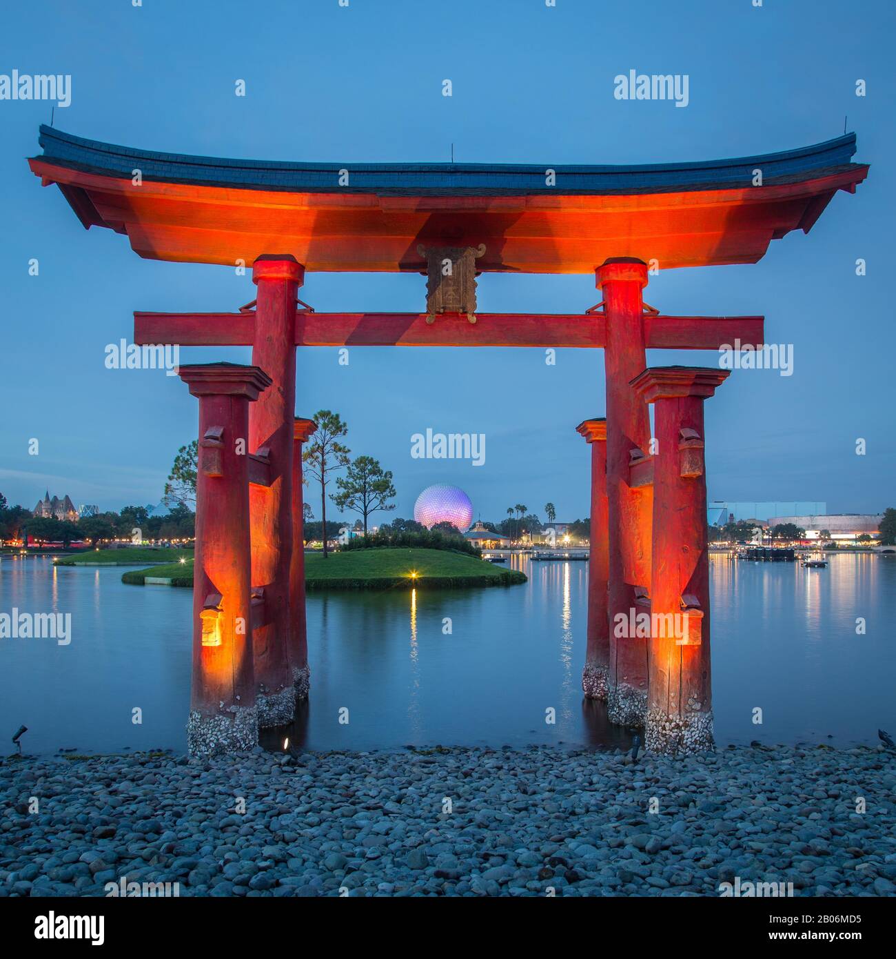 Pagode im japanischen Pavillon nachts, in der hinteren Attraktion Raumschiff Earth, Amusement Park Epcot, Walt Disney World, Orlando, Florida, USA Stockfoto