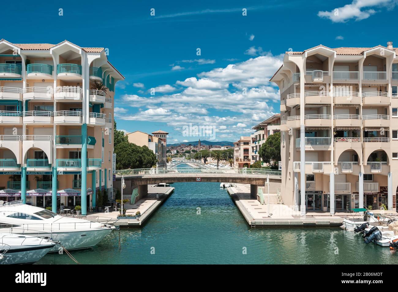 Marina von Port Frejus mit der Altstadt im Hintergrund, Frejus, Var, Provence-Alpen-Cote d'Azur, Frankreich Stockfoto