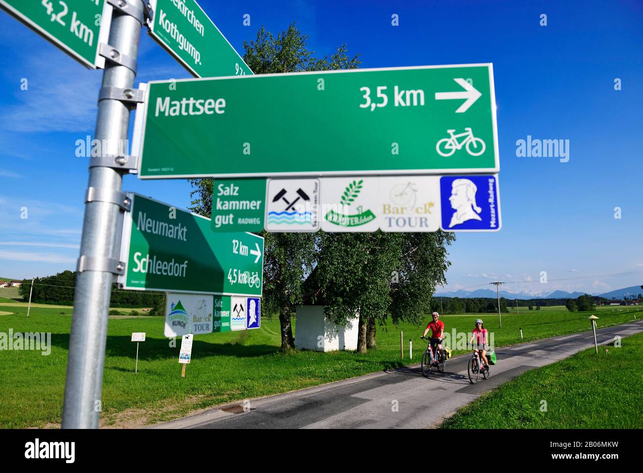 Ein Paar Elektrofahrräder vor Radwegweisern, Schleedorf, Salzburger Seenland, Salzburger Land, Österreich Stockfoto