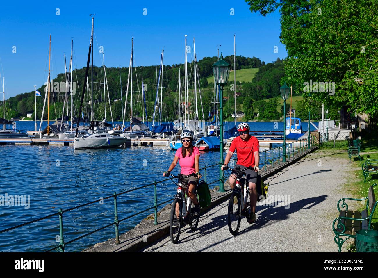 Ein Paar Elektrofahrräder am Mattsee, Salzburger Seenplatte, Salzburger Land, Österreich Stockfoto