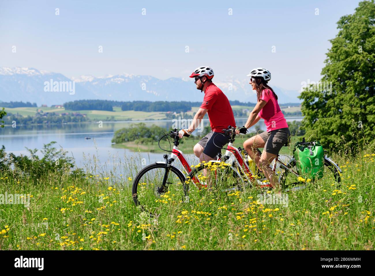 Ein Paar Elektrofahrräder über dem Wallersee bei Weng, Salzburger Seenland, Salzburger Land, Österreich Stockfoto