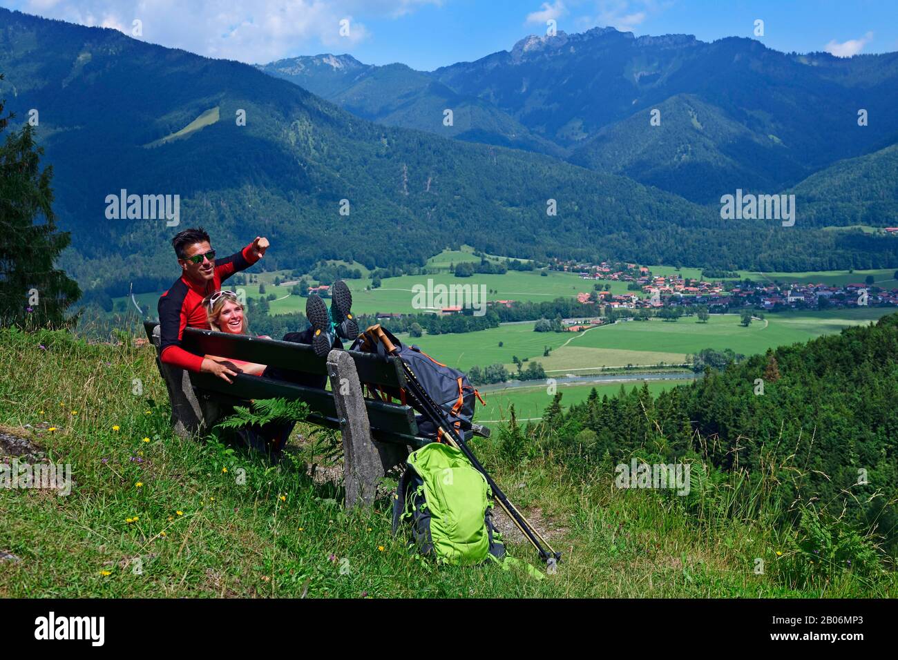 Wanderer genießen den Blick von der Alpingaststätte streichen von Schleching und der Kampenwand, Chiemgau, Oberbayern, Bayern, Deutschland Stockfoto