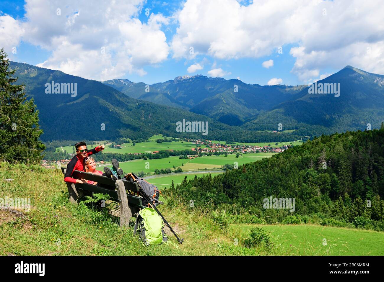 Wanderer genießen den Blick von der Alpingaststätte streichen von Schleching und der Kampenwand, Chiemgau, Oberbayern, Bayern, Deutschland Stockfoto