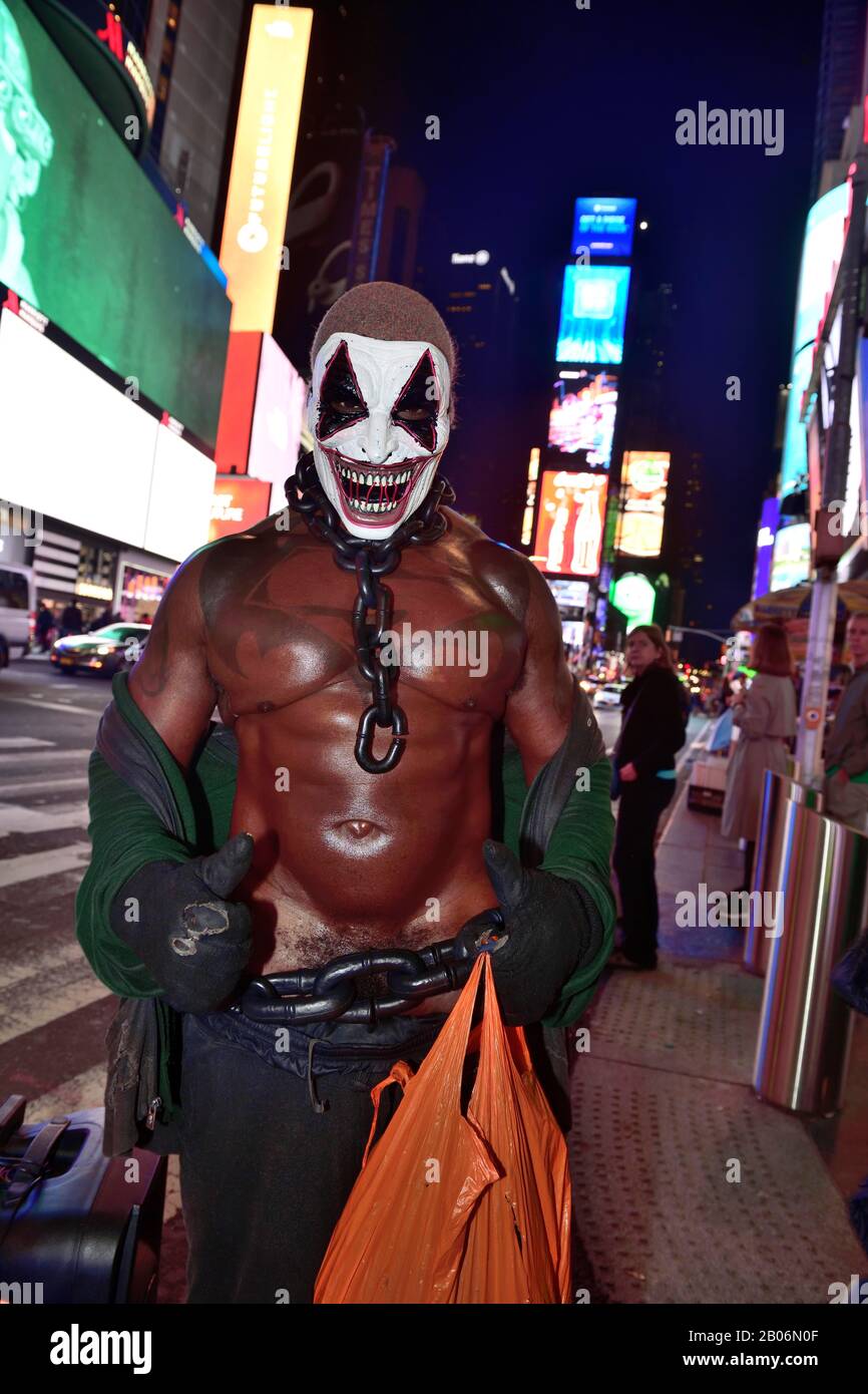 Bodybuilder fotografiert mit Touristen am Times Square, Manhattan, New York City, New York State, USA Stockfoto